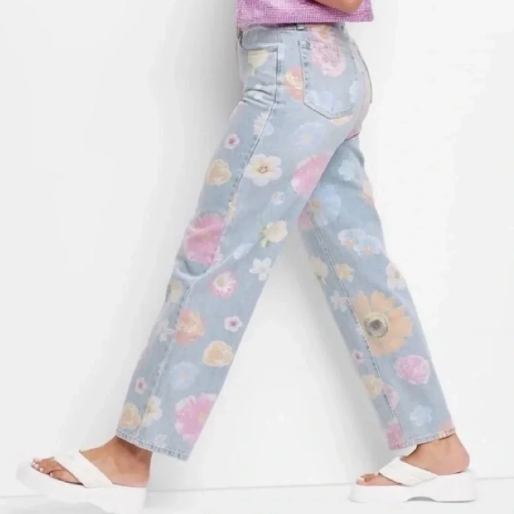 wild fable Floral Print Straight-Leg Jeans in Light Blue with Pastel Blooms - Picture 7 of 8